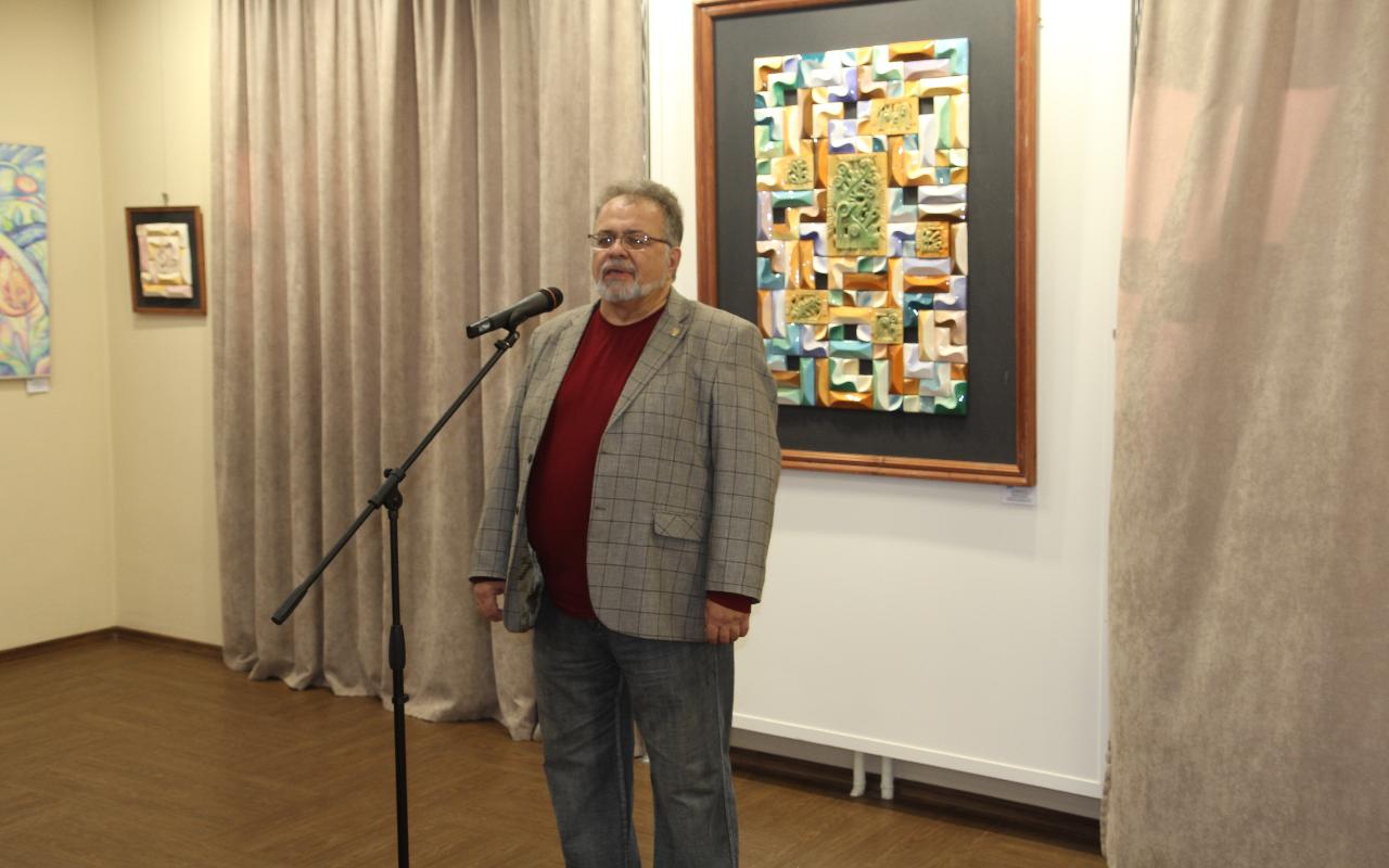 ФОТО к новости: Лучи творческого солнца: в Новосибирске открылась выставка к 30-летию кафедры  ДПИ НГПУ 