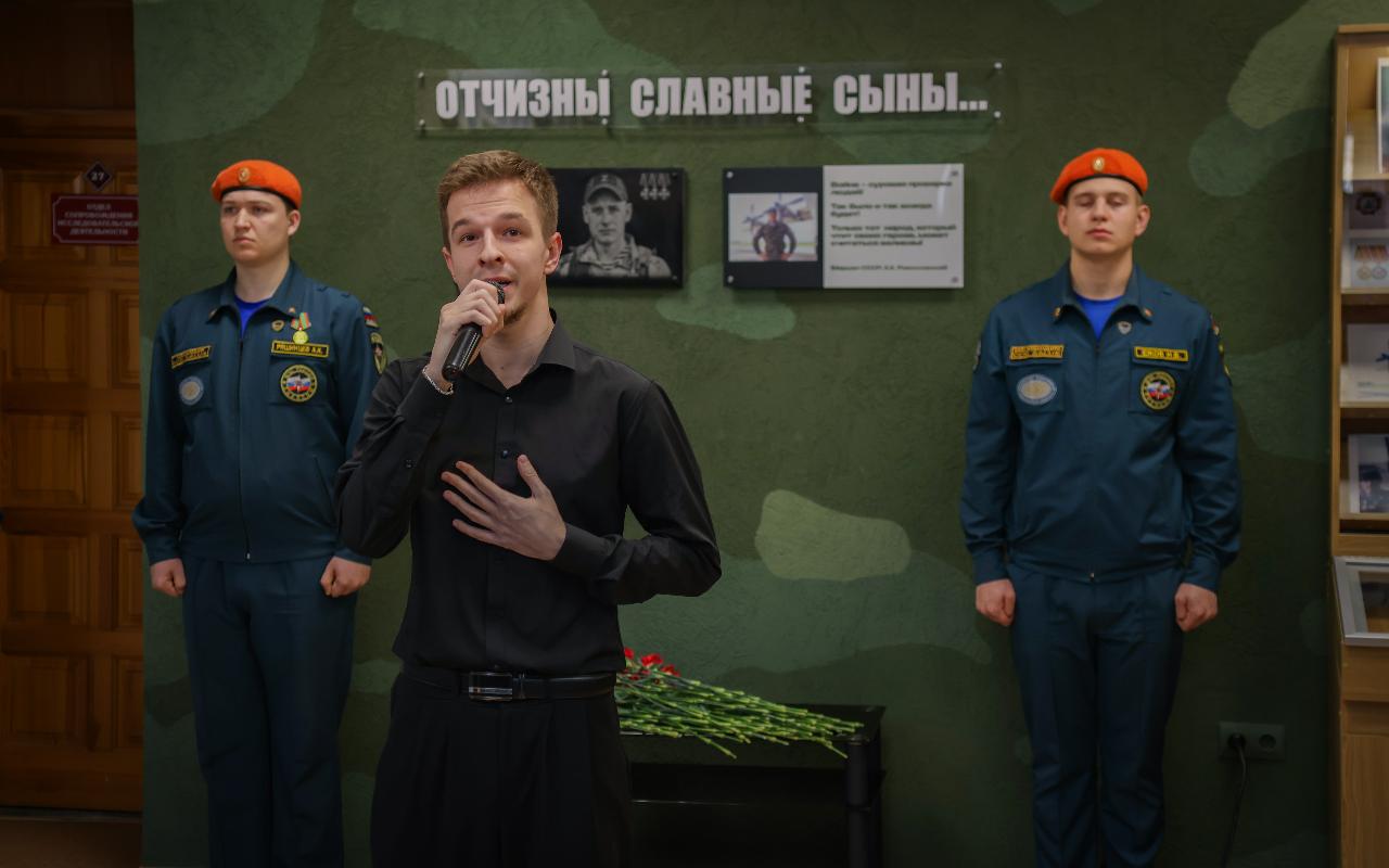 ФОТО к новости: В НГПУ почтили память героев: возложение цветов и урок мужества в День Героев Отечества