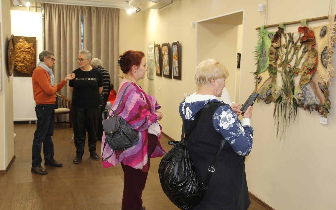 ФОТО к новости: Лучи творческого солнца: в Новосибирске открылась выставка к 30-летию кафедры  ДПИ НГПУ 