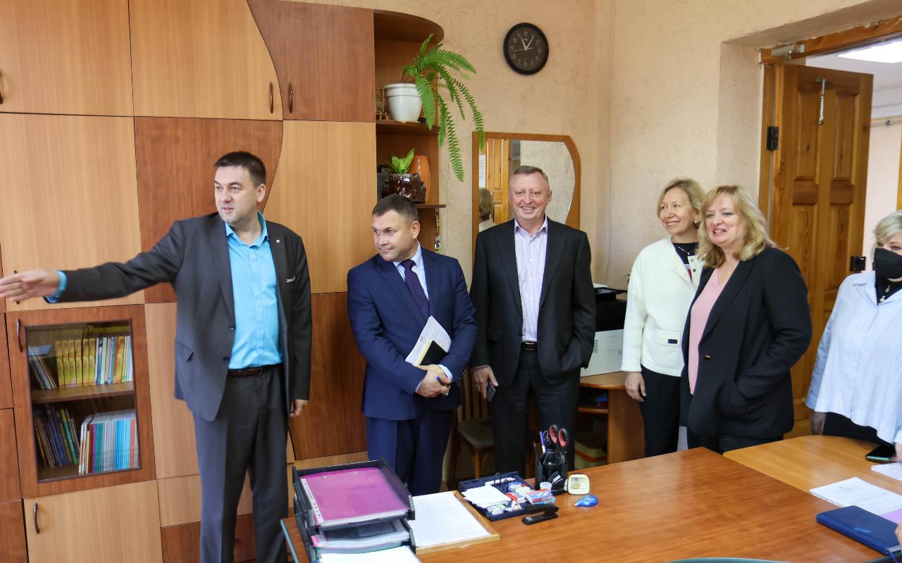 ФОТО к новости: В школе каждый день не похож на предыдущий: и. о. ректора НГПУ Сергей Нелюбов пообщался с будущими историками