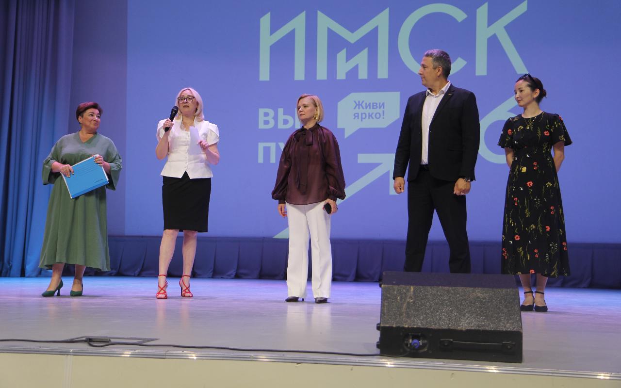 ФОТО к новости: «Диплом – это ключ в ваших руках»: выпускники ИМиСК НГПУ получили документы о получении высшего образования