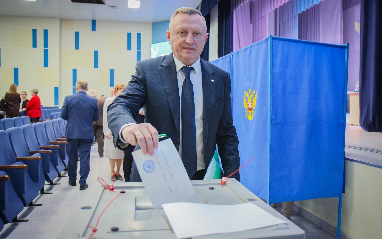 ФОТО к новости: Сергей Александрович Нелюбов избран ректором НГПУ