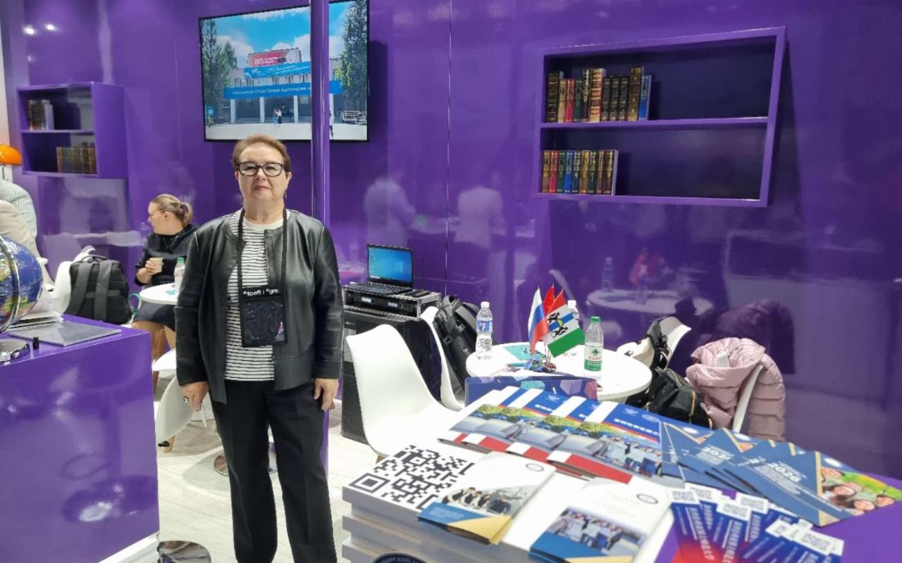 ФОТО к новости: И.о. ректора НГПУ Сергей Нелюбов принимает участие в работе международной образовательной выставки в КНР