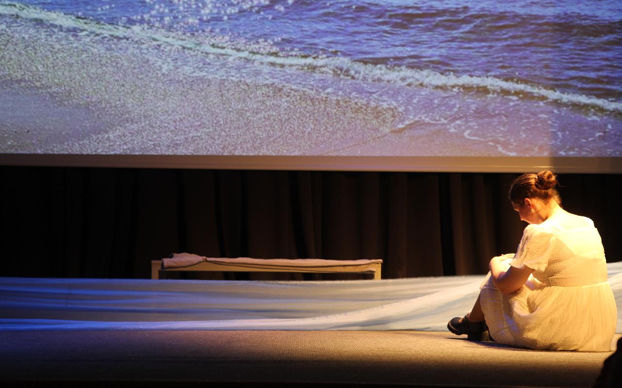 ФОТО к новости: Как оживить «Девочку с персиками»: студенты НГПУ поставили театрализованную программу в художественном музее