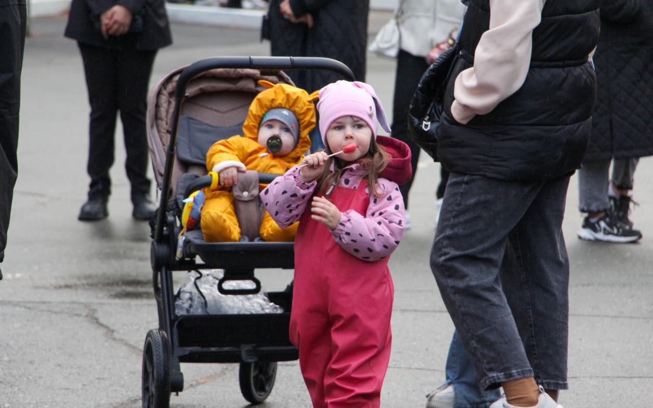 ФОТО к новости: На площади НГПУ отметили «День соседей»
