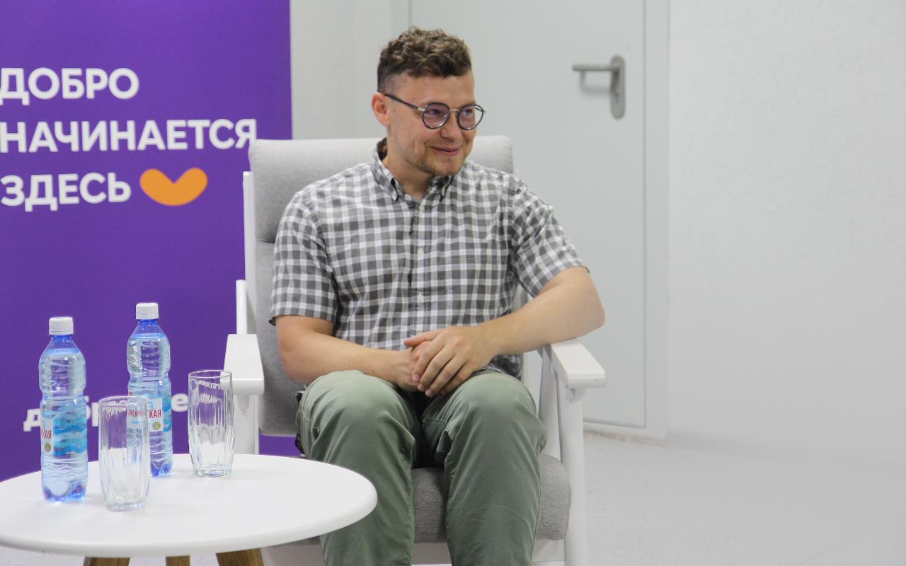 ФОТО к новости: «Учитель года-2024», закончивший НГПУ, будет преподавать физику в классах «Росатома» и напишет задачник на стыке предметного содержания и краеведческого компонента