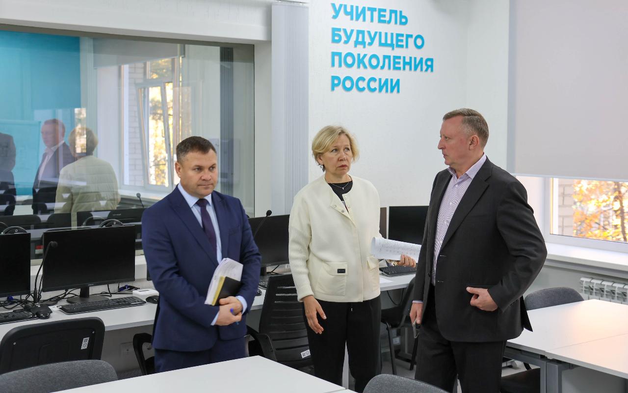 ФОТО к новости: В школе каждый день не похож на предыдущий: и. о. ректора НГПУ Сергей Нелюбов пообщался с будущими историками