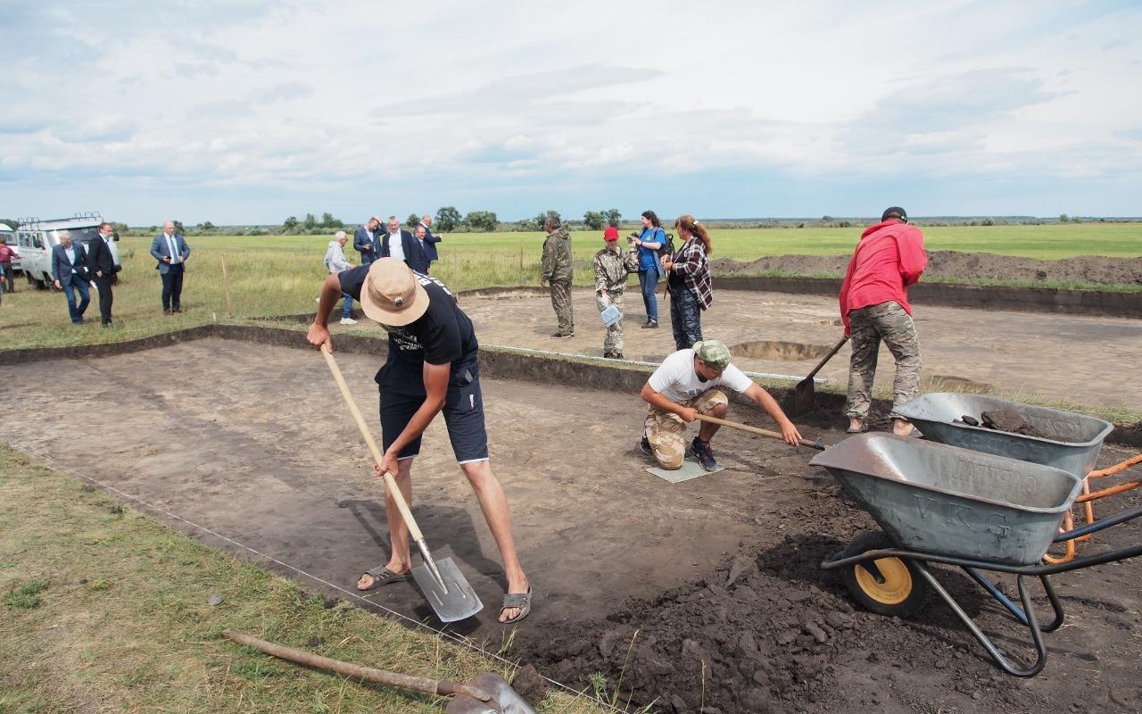 ФОТО к новости: Представители НГПУ вновь ищут древние артефакты