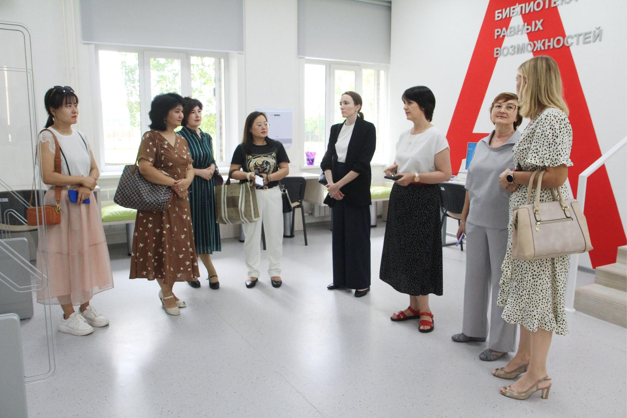ФОТО к новости: Совместные образовательные программы на базе успешного партнёрства. НГПУ посетила делегация из Синьцзяна