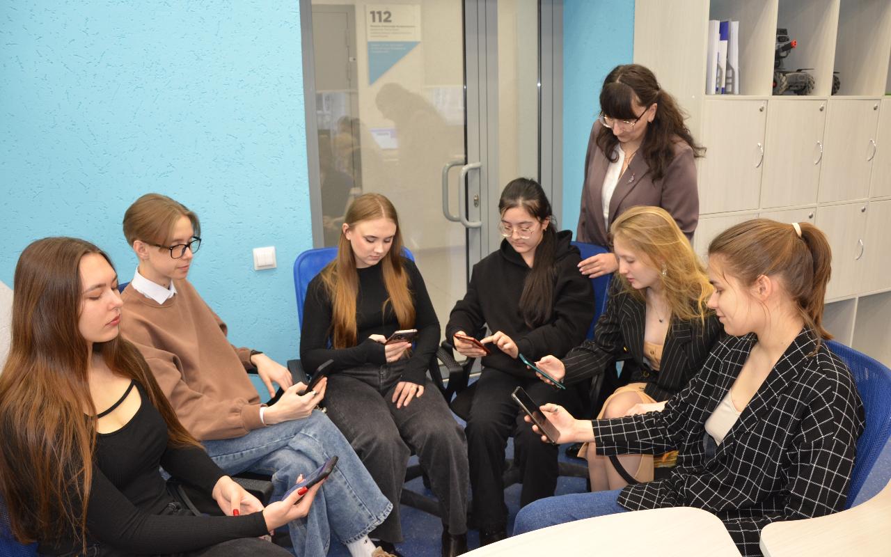 ФОТО Создать квиз вместе с нейросетью: студенты ИЕСЭН приобрели новые умения в Технопарке НГПУ