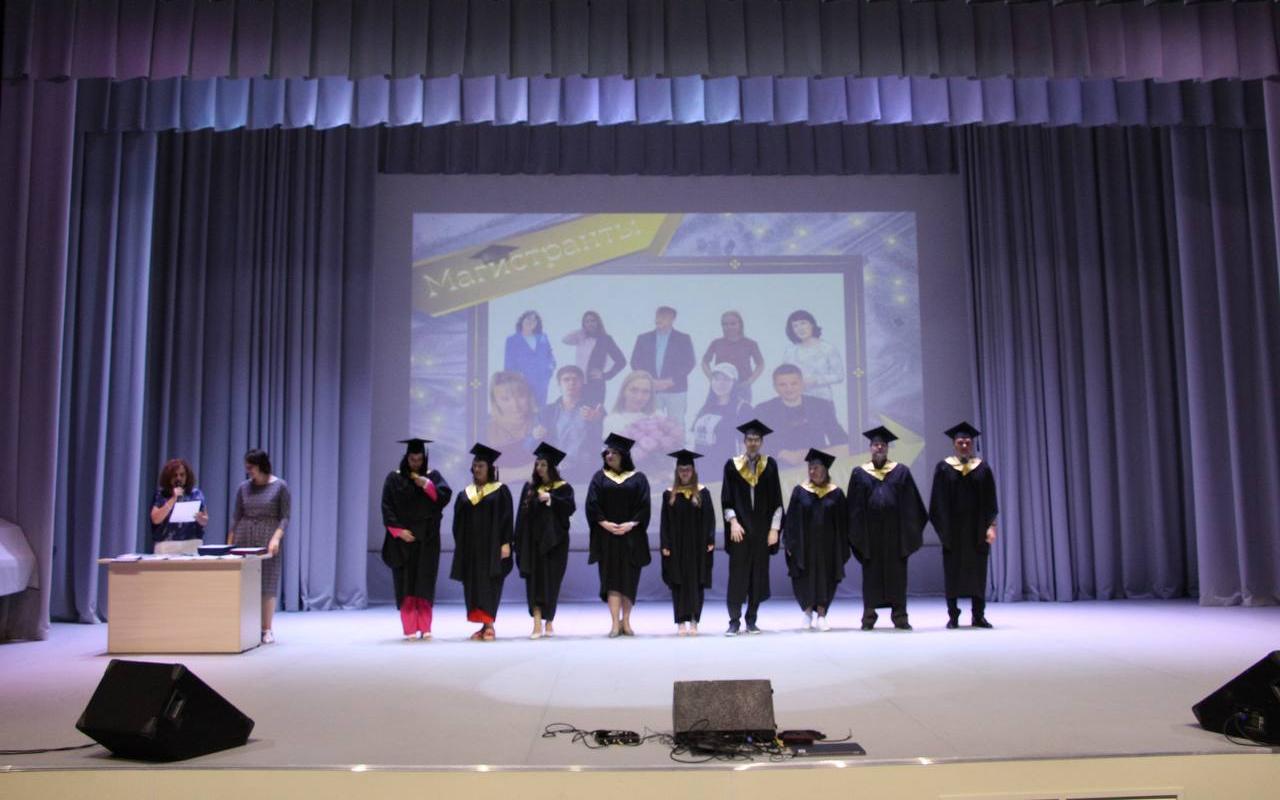 ФОТО к новости: На страже ментального здоровья: в НГПУ проходят торжественные вручения дипломов